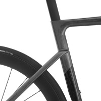 Cestný bicykel Isaac Boson čierny šedý s integrovanými rajdami - sedlovka