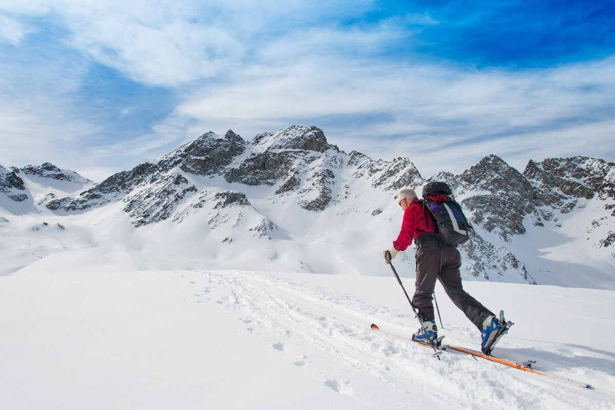 Skialpinista počas cesty na vrchol