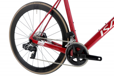 Cestný karbónový bicykel Isaac Vitron Lava Red 2023 Shimano 105 DT Swiss červená s kotúčovými brzdami