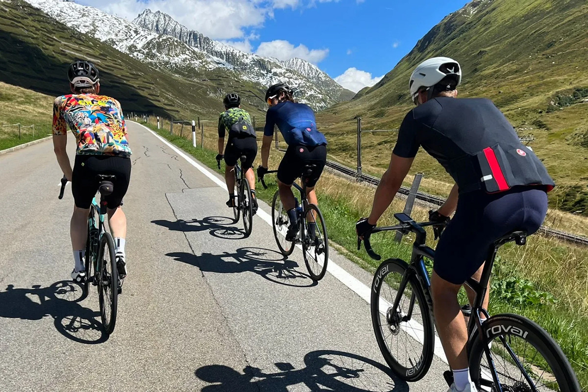 Cestné bicykle a cyklisti Švajčiarsko Oberall Pass