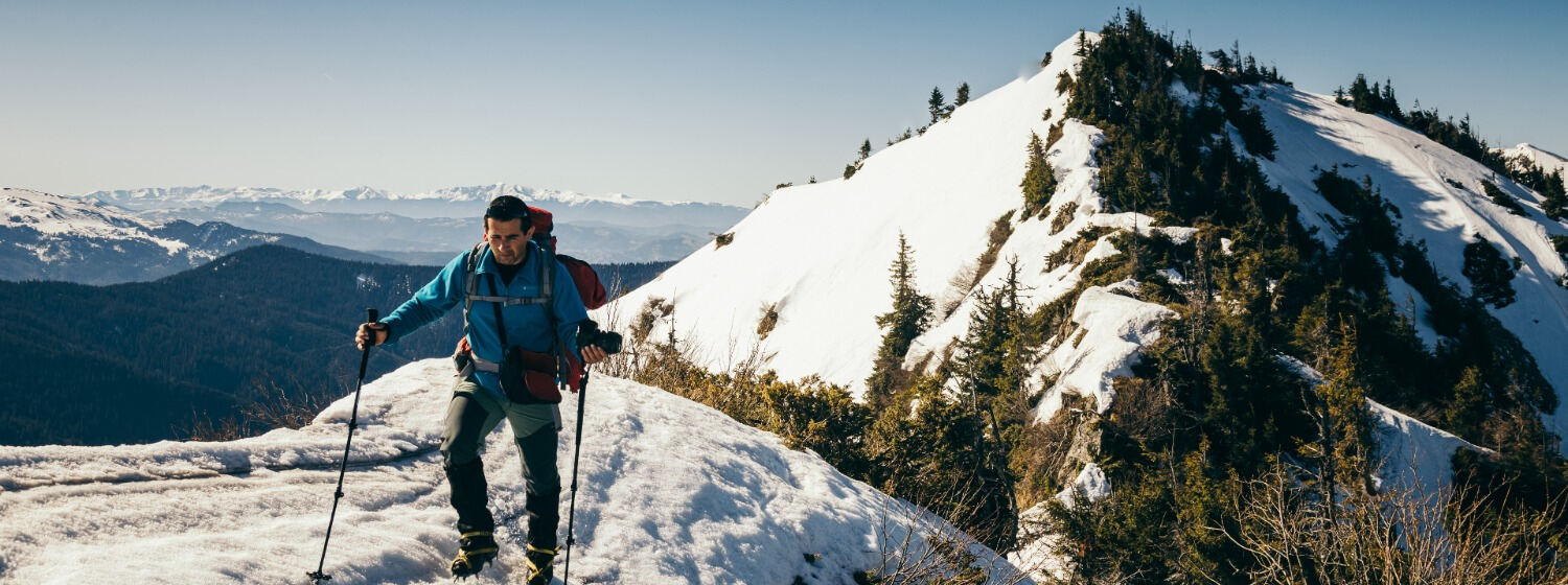Bezpečnosť na horách: Ako prežiť turistiku a skialp v každom ročnom období