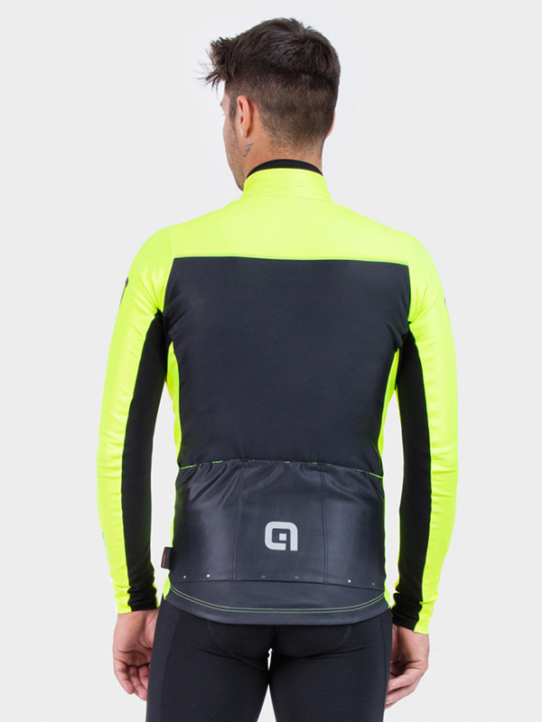 Vodeodolná a vetruvzdorná bunda ochráni cyklistu pred chladom a dažďom