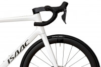 Cestný bicykel Isaac Boson Disc Mineral White 2024 Shimano 105 Di2 karbónový biely