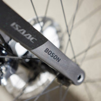 Cestný bicykel Isaac Boson čierny šedý s integrovanými rajdami - vidla