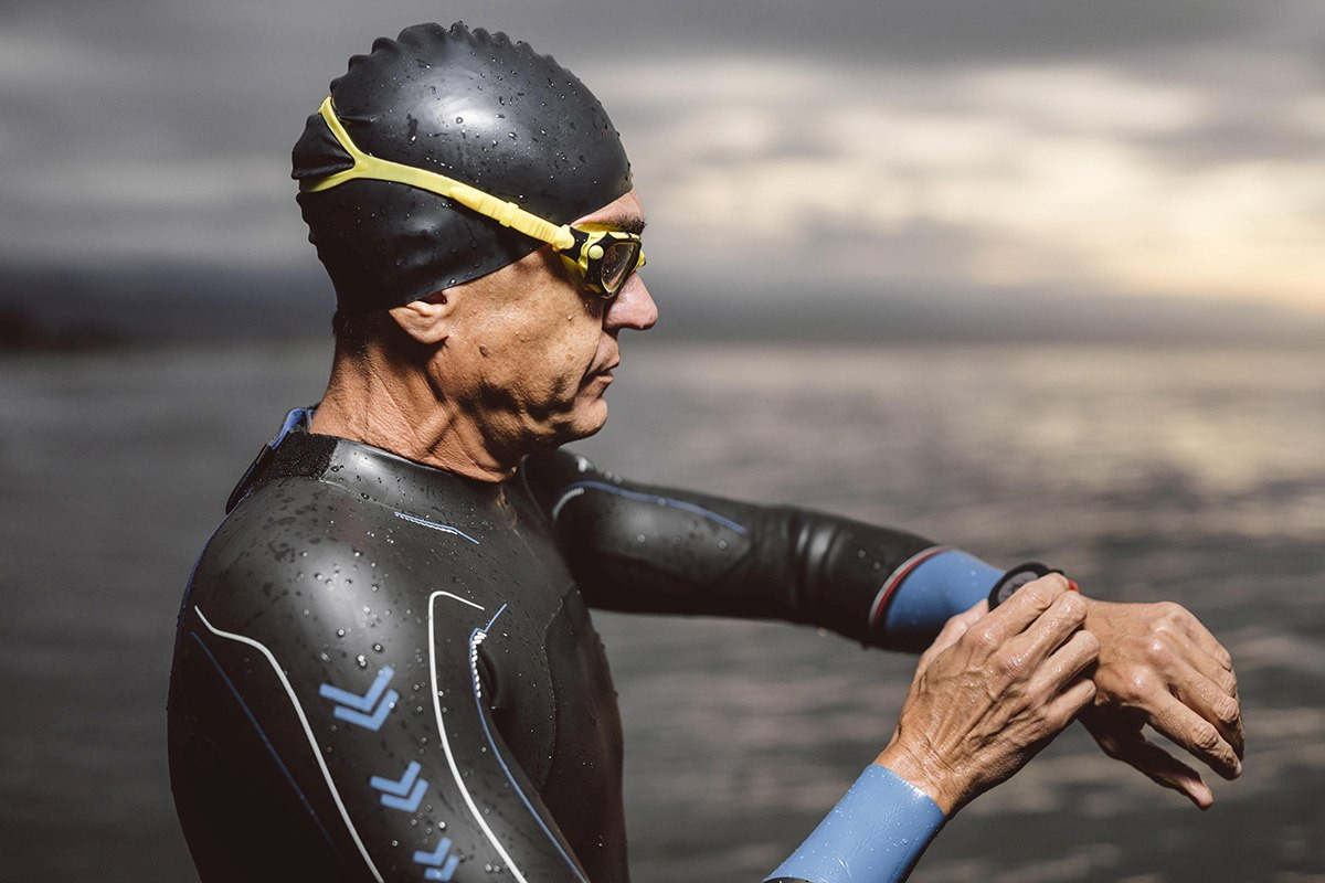 Plavec na triatlone Plavec na triatlone si kontroluje svoj výkon na športových hodinkách