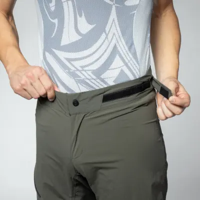 letne-cyklisticke-nohavice-ale-panske-off-road-gravel-overland-zelene