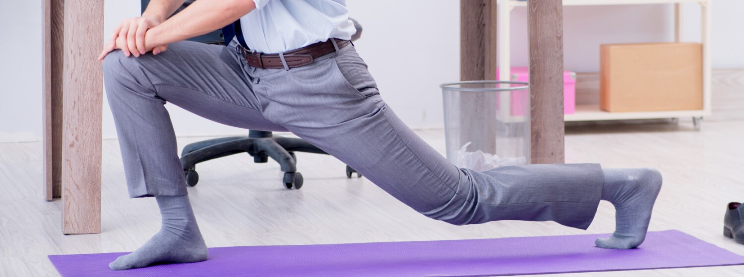 Office joga proti boľavým bedrám - zacvičte si aj v kancelárii