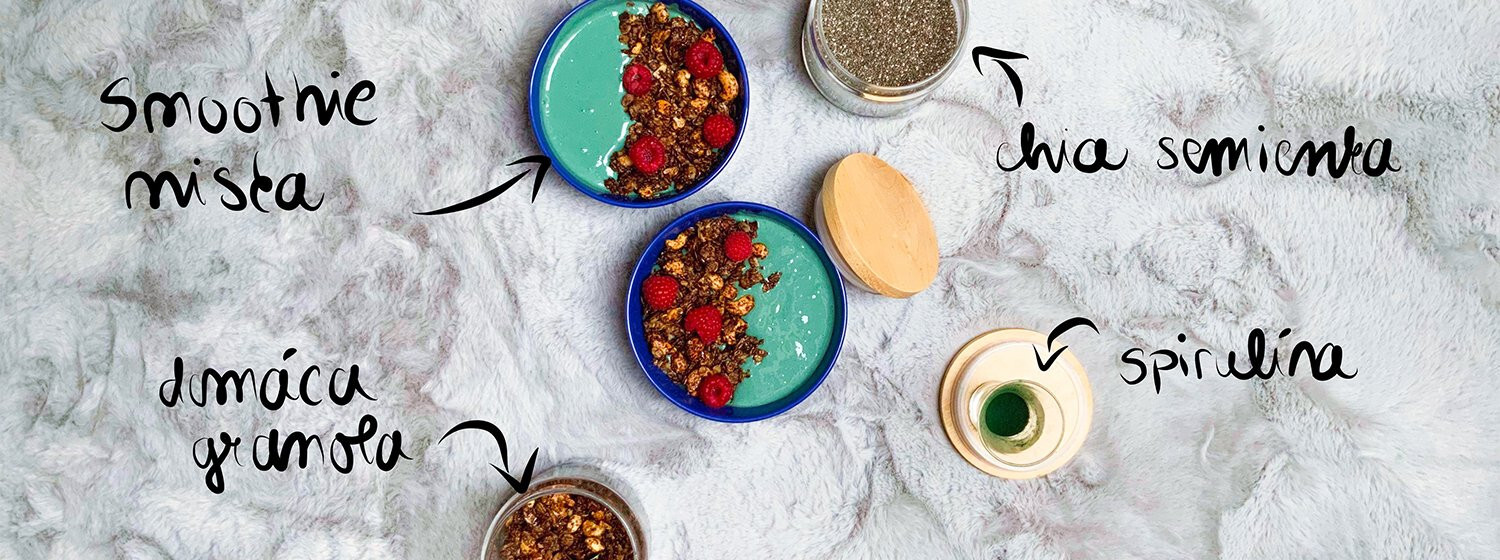 Recept na spirulina smoothie bowl s domácou granolou