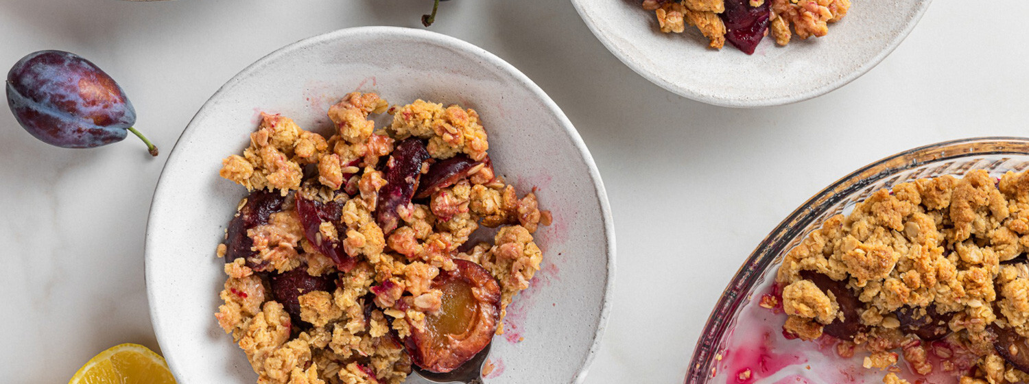Recept na rychlý švestkově-jablečný crumble