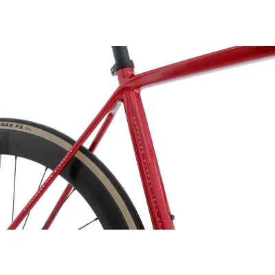 Cestný karbónový bicykel Isaac Vitron Lava Red 2023 Shimano 105 DT Swiss červená s kotúčovými brzdami
