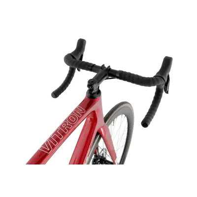 Cestný karbónový bicykel Isaac Vitron Lava Red 2023 Shimano 105 DT Swiss červená s kotúčovými brzdami