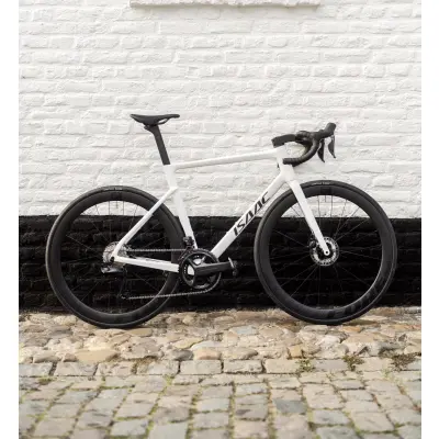 Cestný bicykel Isaac Boson Disc Mineral White 2024 Shimano 105 Di2 karbónový biely