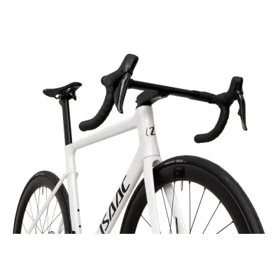 Cestný bicykel Isaac Boson Disc Mineral White 2024 Shimano 105 Di2 karbónový biely