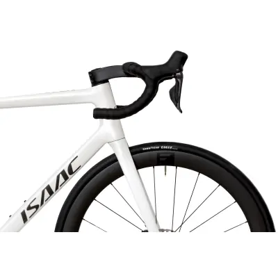 Cestný bicykel Isaac Boson Disc Mineral White 2024 Shimano 105 Di2 karbónový biely