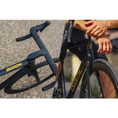 Cestný bicykel Isaac Boson Disc Stone Black 2024 Shimano 105 Di2 R7150 karbónový čierny