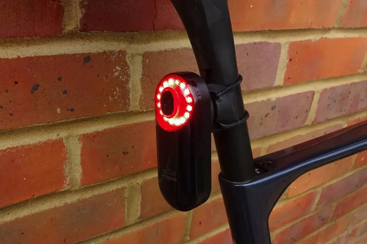Cyklistický radar Magicshine Seemee 508 so zadným cyklo svetlom a šiestimi režimami osvetlenia