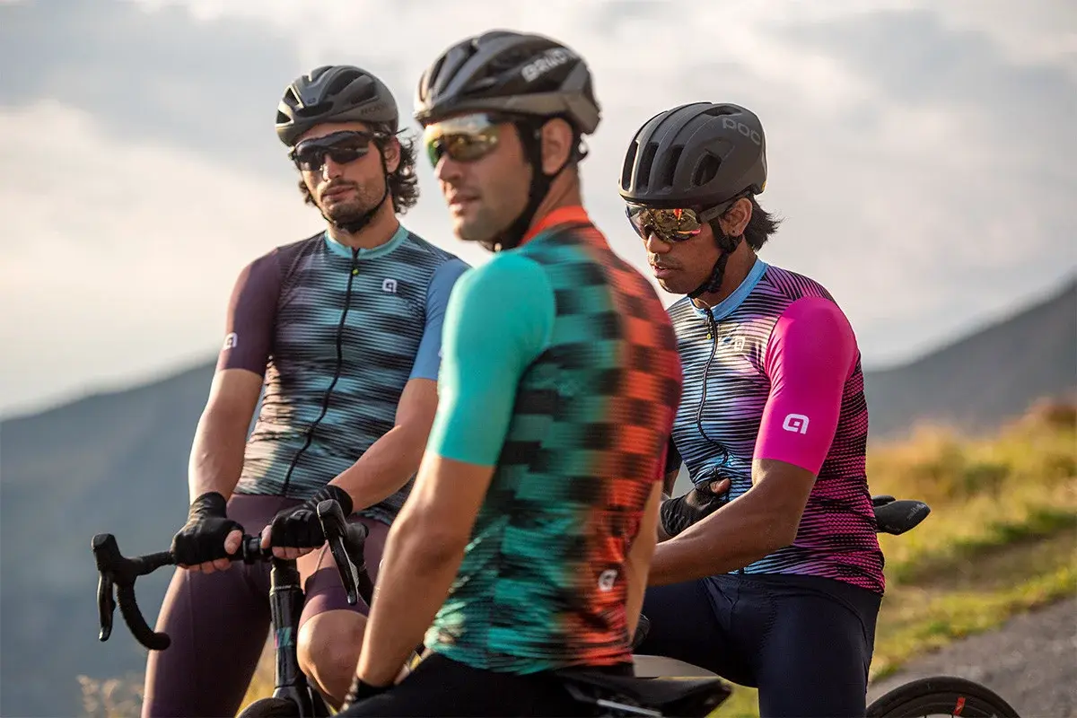 Obtiahnutý strih cyklistického dresu