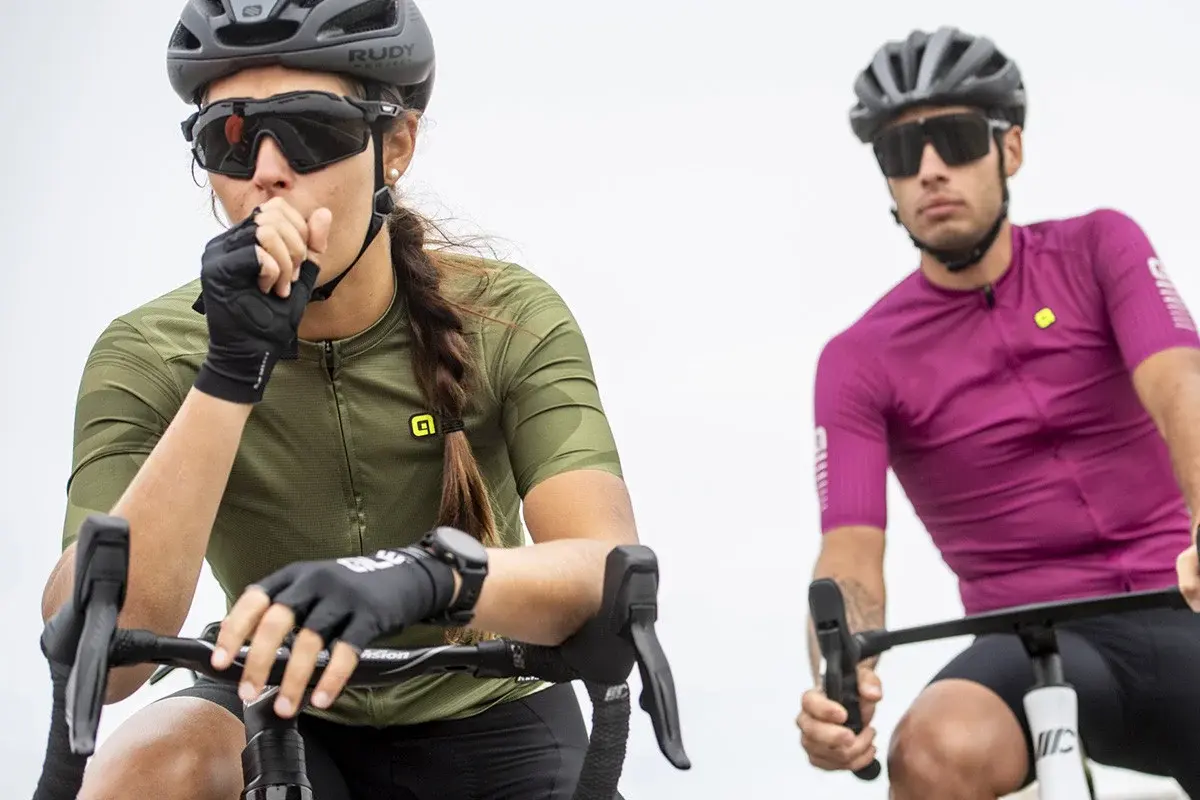 Cyklistický prilba a dres na triatlon