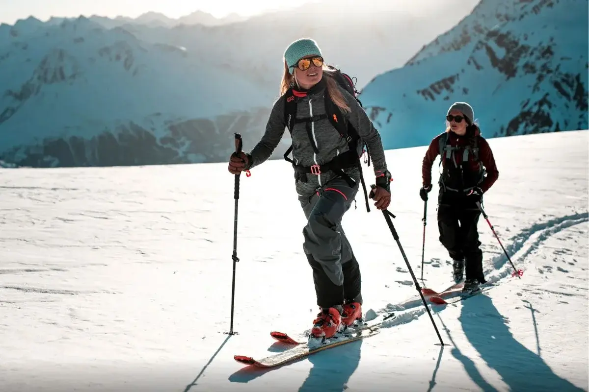 Začiatočníci na ski touringu v miernom teréne
