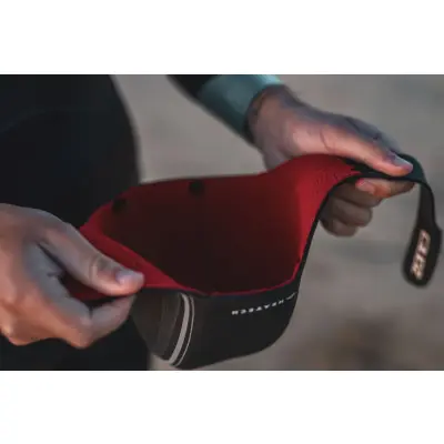 Neoprenova-Ciapka-Na-Triatlon-Zone3-Cierna