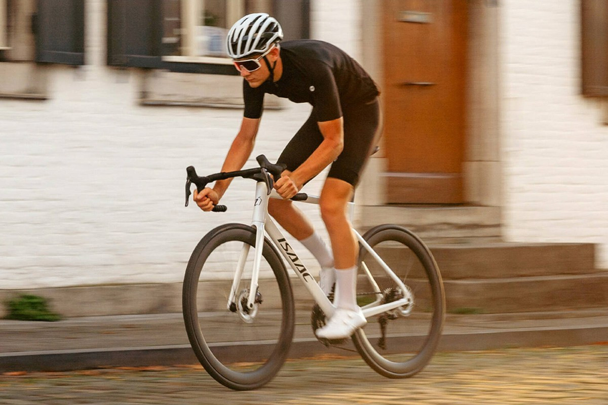 Isaac Boson Mineral White cestný endurance bicykel na rôzne mestské povrchy