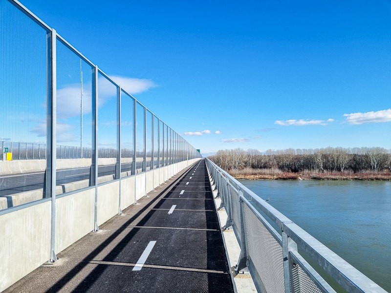 Cyklistická cesta a most na hrádzu Bratislava