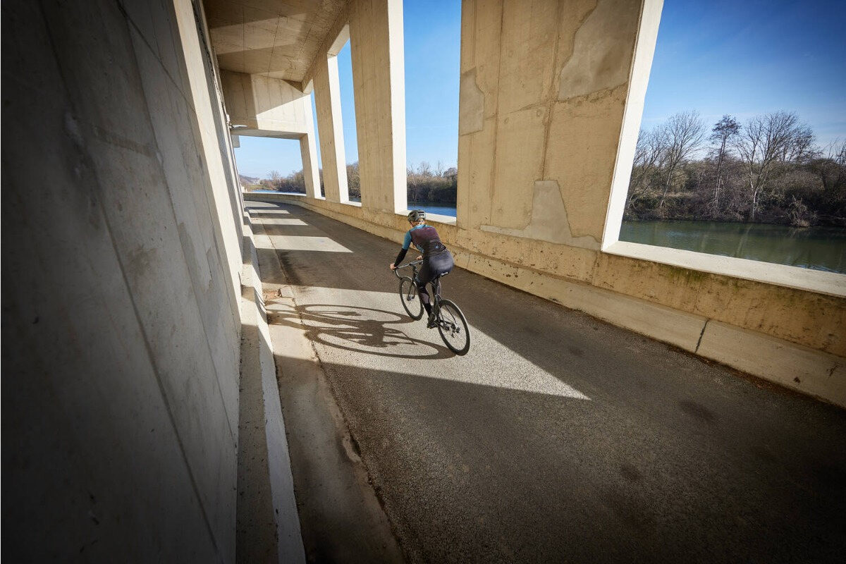 Cyklista počas jazdy za slnečného počasia