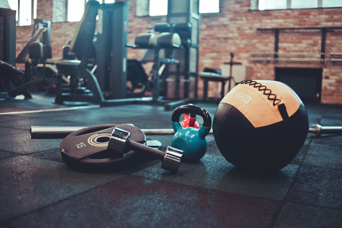 Činky, kettlebell, posilňovacie gumy a iné pomôcky sa používajú pri funkčnom tréningu Funkčný tréning využíva rôzne posilňovacie pomôcky