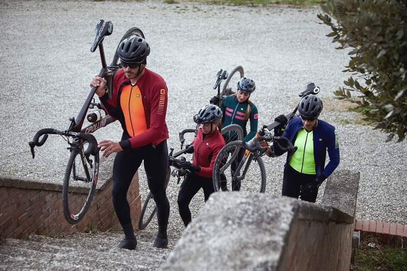 V zime si na cyklistický dres môžete obliecť teplú cyklobundu. Cyklistické oblečenie na zimu