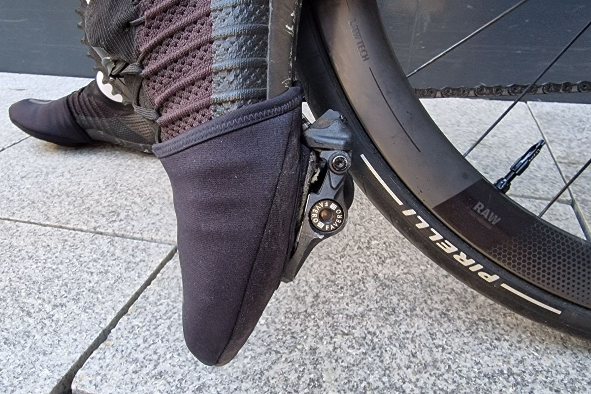 Muž na bicykli s nainštalovaným pedálovým wattmetrom Favero Assioma DUO