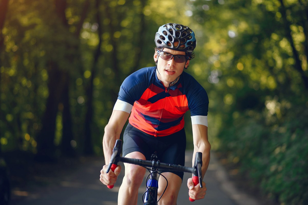 Cyklista trénuje na triatlon na lesnej ceste