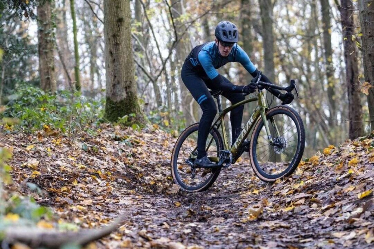Karbónový rám na bicykel je ľahší Cyklista počas jazdy z kopca