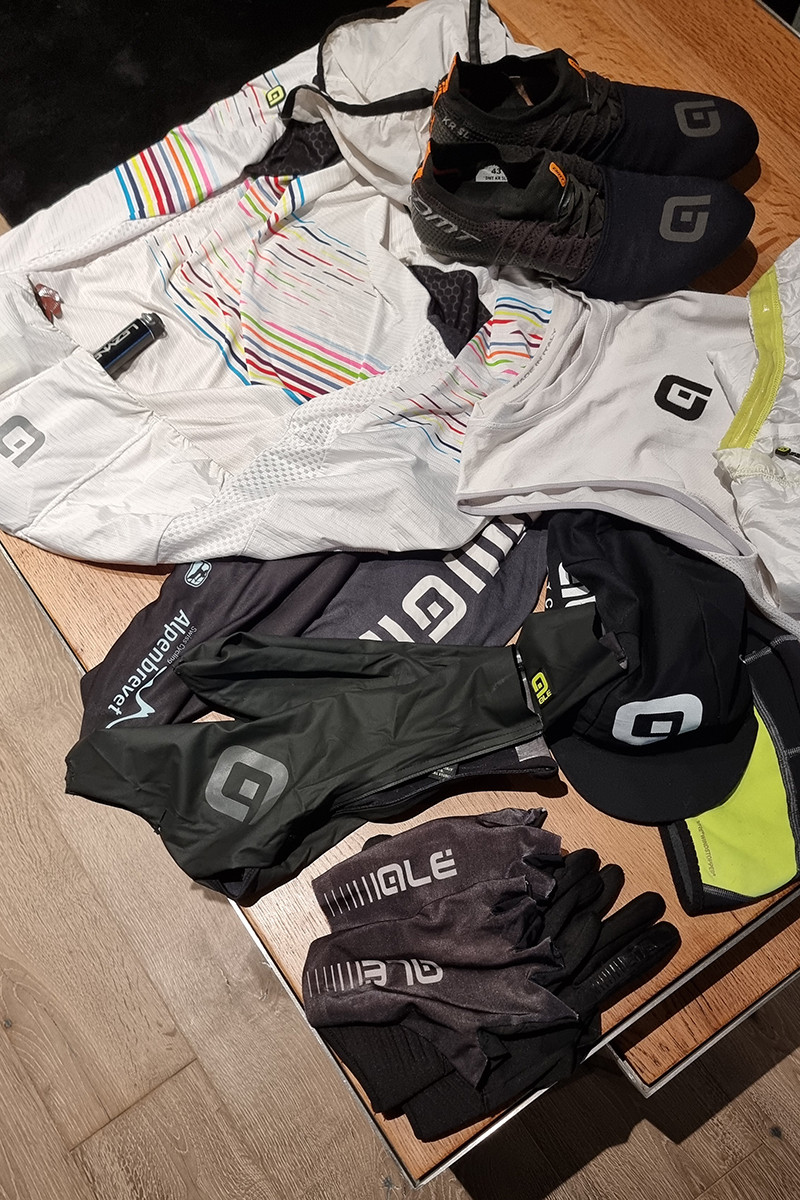 Cyklo oblečenie a vybavenie Alpy preteky Alpenbrevet