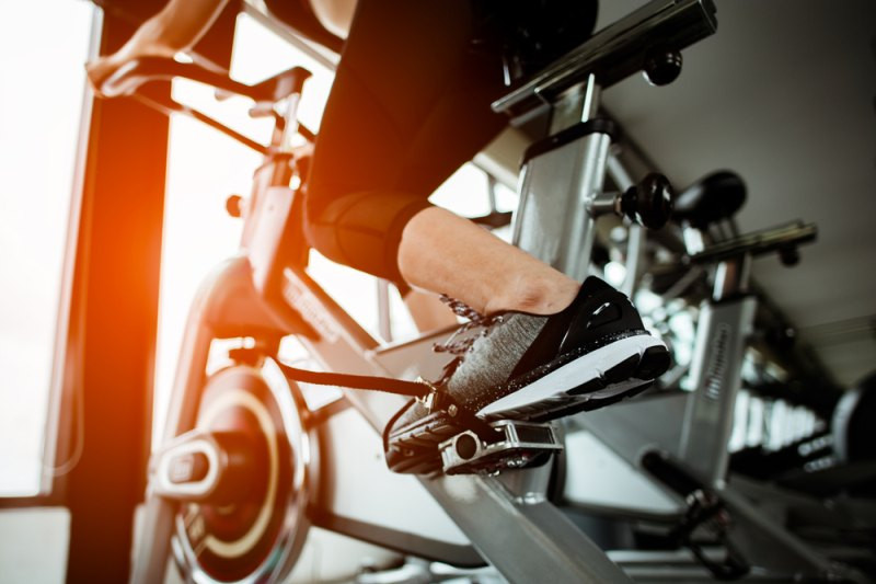 Spinning obľúbený skupinový spôsob tréningu na stacionárnom bicykli 