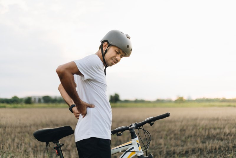 Ak už trpíte bolesťami v oblasti krížov, jazdenie na bicyklis hlbokým sklonom nad riadidlami môže tieto problémy ešte zhoršiť. Bolesť chrbta pri bicyklovaní