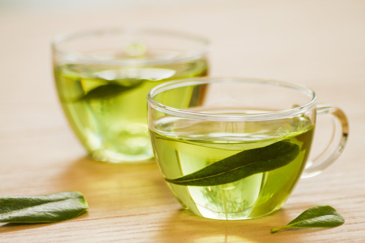 Zelený čaj Šálka zeleného čaju je plná antioxidantov a prospešných látok.