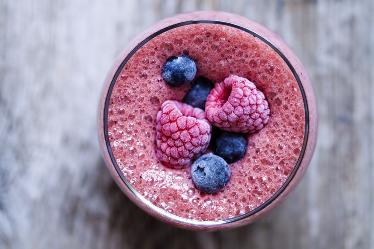 Smoothie s bobuľami, zázvorom a goji